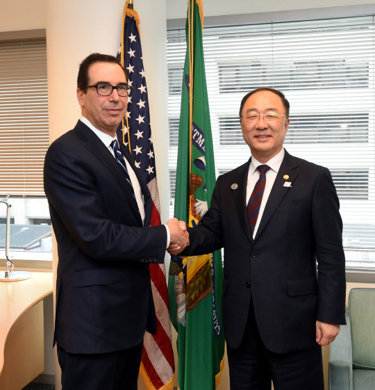 홍남기, 美재무장관과 첫 만남IMF/WB 춘계회의 참석차 미국 워싱턴을 방문 중인 홍남기 경제부총리 겸 기획재정부 장관이 13일(현지시간) 국제통화기금(IMF)에서 므누신 미국 재무장관과 면담에 앞서 악수를 하고 있다.  연합뉴스